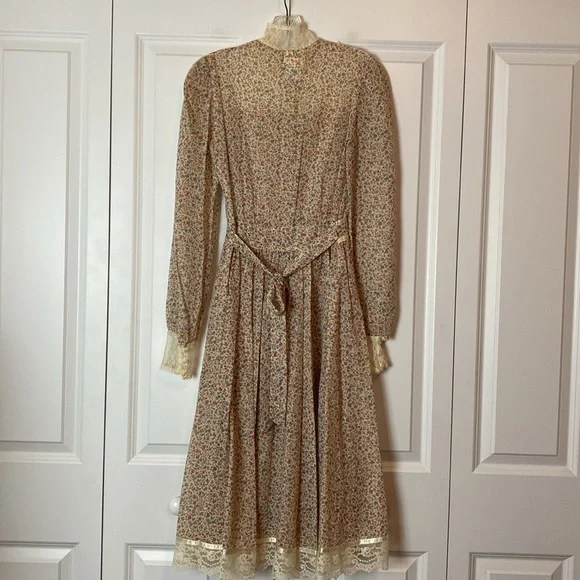 Vintage Cottage Core Gunne Sax Ditsy Floral and Lace Prairie Maxi Dress - Picture 8 of 17